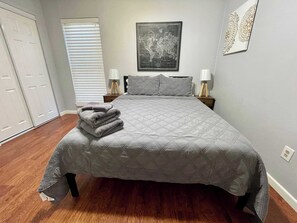 3 chambres, fer et planche à repasser, Wi-Fi, draps fournis