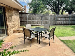 Outdoor dining - Fremont House - 3BR/2BA - Family Friendly (Lubbock)