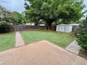 Property grounds - Fremont House - 3BR/2BA - Family Friendly (Lubbock)