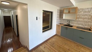 Une cuisine moderne avec des meubles en bois, une fenêtre et un évier encastré.
