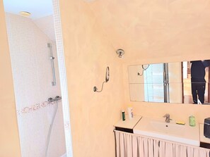 Douche, sèche-cheveux, serviettes fournies, savon