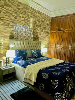 2 bedrooms, iron/ironing board, WiFi