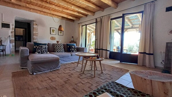 TV, books - Renovated traditional house with swimming pool (Megala Chorafia)