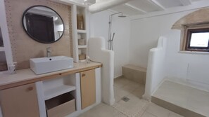 Douche, séchoir à cheveux, serviettes fournies, savon