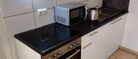 Geladeira, micro-ondas, fogão, cooktop