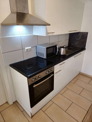 Fridge, microwave, oven, stovetop - Anscharstraße 48 W1 - 1 bedroom (Neumünster)