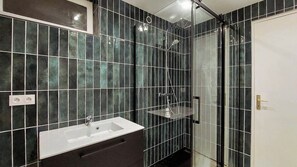 Een douche, een haardroger, handdoeken, zeep