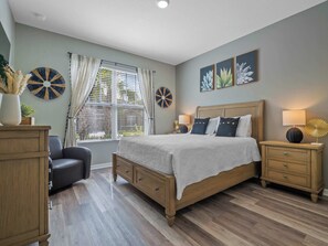 6 bedrooms, iron/ironing board, travel cot, WiFi - Resort home w/ pool, theater & game room (Davenport)