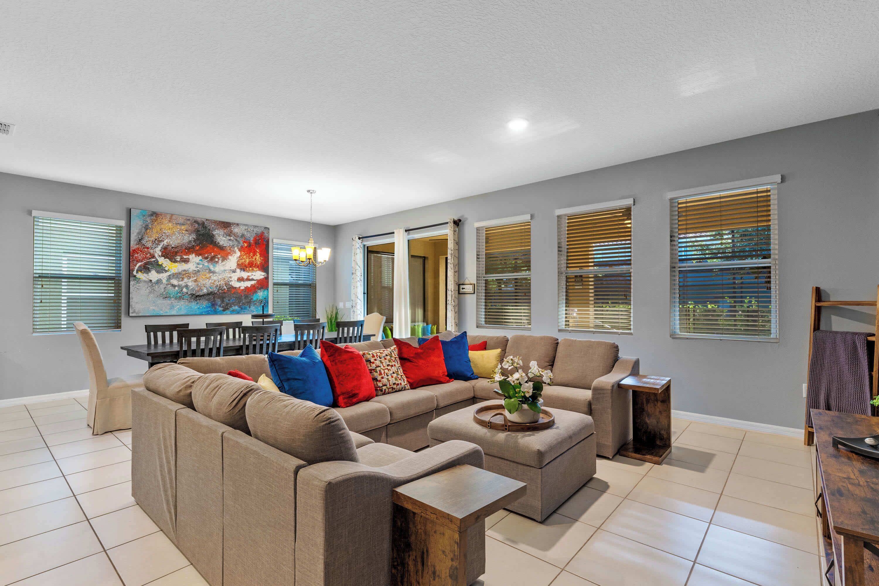 TV, videogames, pebolim, escritórios