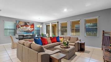 TV, videogames, pebolim, escritórios