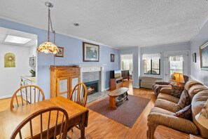 Fernseher, Kamin, Bücher