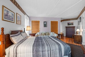 3 bedrooms, desk, free WiFi, bed sheets - New! 3BR w/MTN & City Views! *Walk to Gatlinburg* (Gatlinburg)