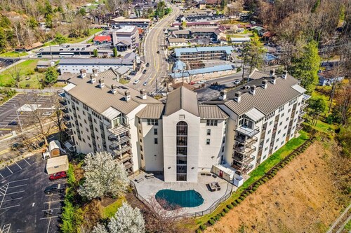 Breathe Inn: New! 3BR w/MTN & City Views! *Walk to Gatlinburg*