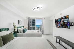 2 bedrooms, iron/ironing board, travel cot, WiFi - Penthouse Getaway | Top Views & Pool Access (Brickell)