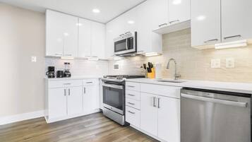 Refrigerador, microondas, horno y parrilla de estufa