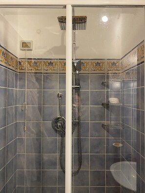 Dusche, Haartrockner, Bidet, Handtücher