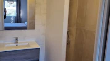 Een douche, een haardroger, handdoeken, toiletpapier