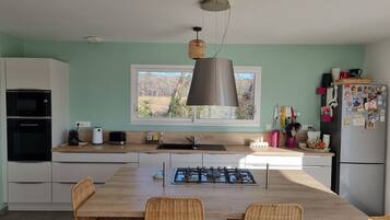 Een koelkast, een microgolfoven, een oven, een kookplaat