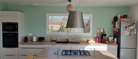 Een koelkast, een magnetron, een oven, een kookplaat