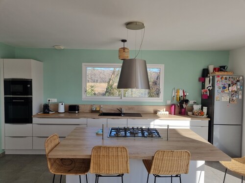 Beautiful villa with swimming pool and wooded garden 20 minutes from the beach