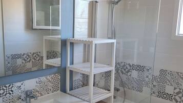 Douche, sĂšche-cheveux, serviettes fournies, papier toilette