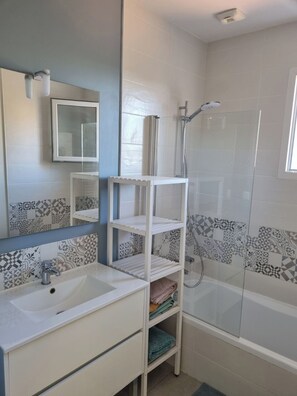 Dusche, Haartrockner, Handtücher, Toilettenpapier