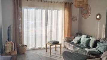 Smart-tv, boeken en een stereo