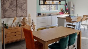 Una cocina moderna con comedor.