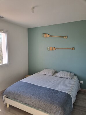 4 bedrooms, iron/ironing board, free WiFi, bed sheets