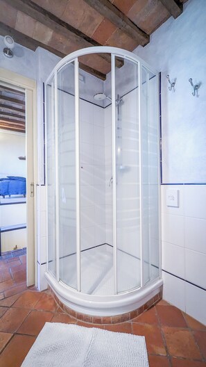 Suite Bernardo, Panoramica al terzo piano senza ascensore | Bathroom | Shower, hair dryer, towels, soap - PienzaLettings Suites (Pienza)