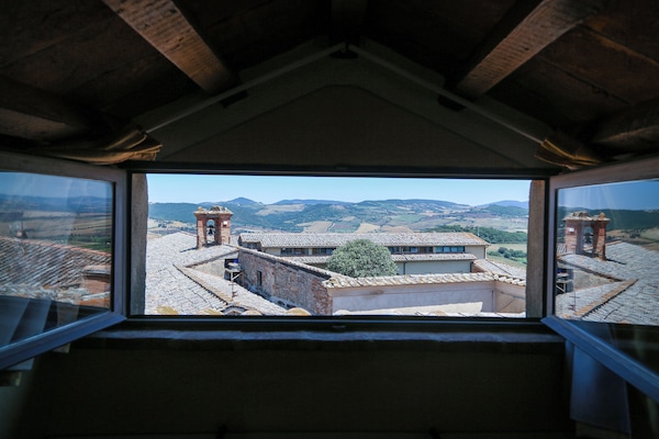 1 habitación, escritorio y espacio para trabajar con laptop