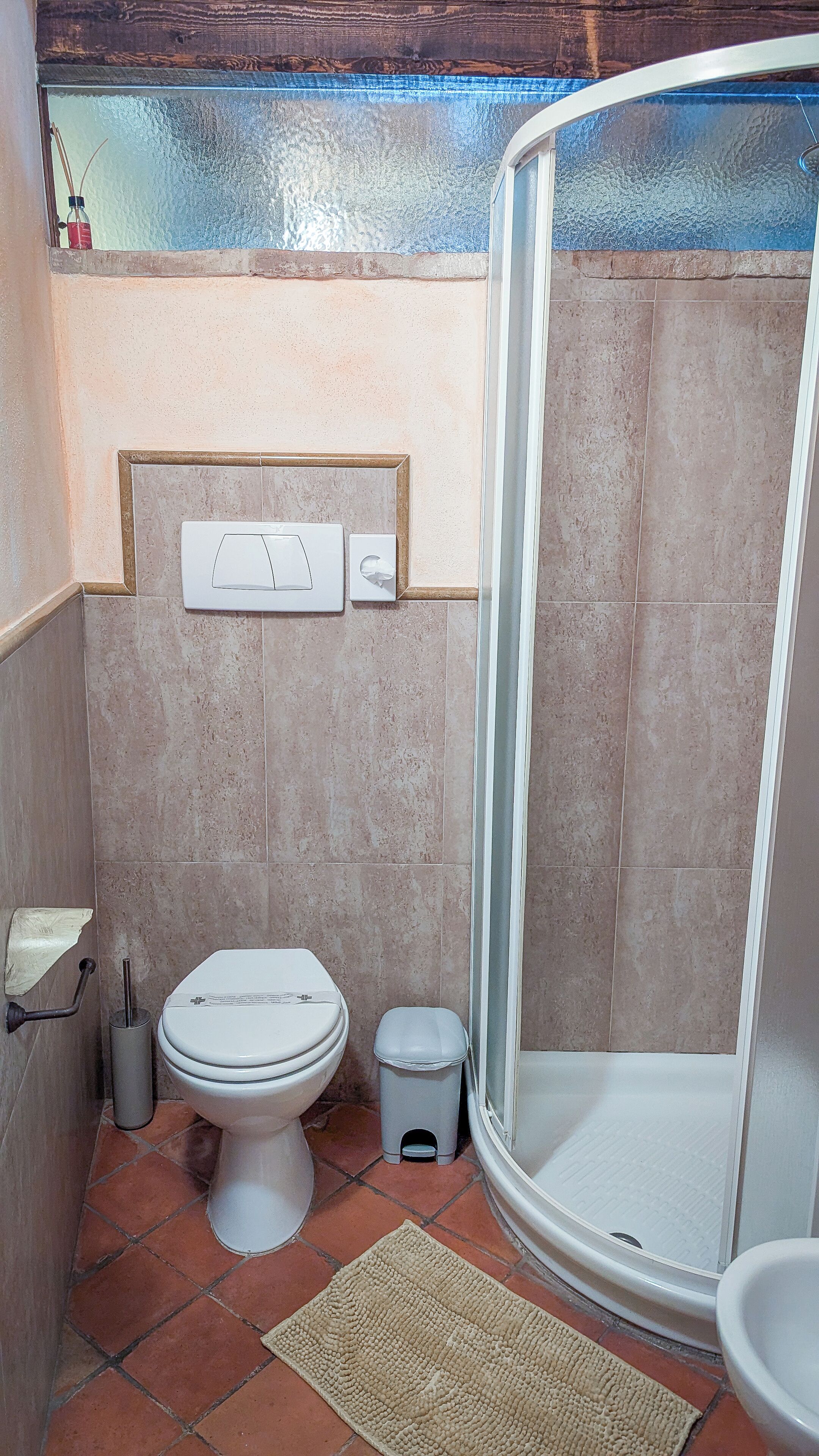 Un baño con inodoro, bidé y ducha.