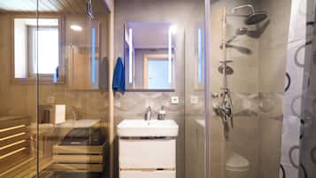 Douche, sĂšche-cheveux, bidet, serviettes fournies