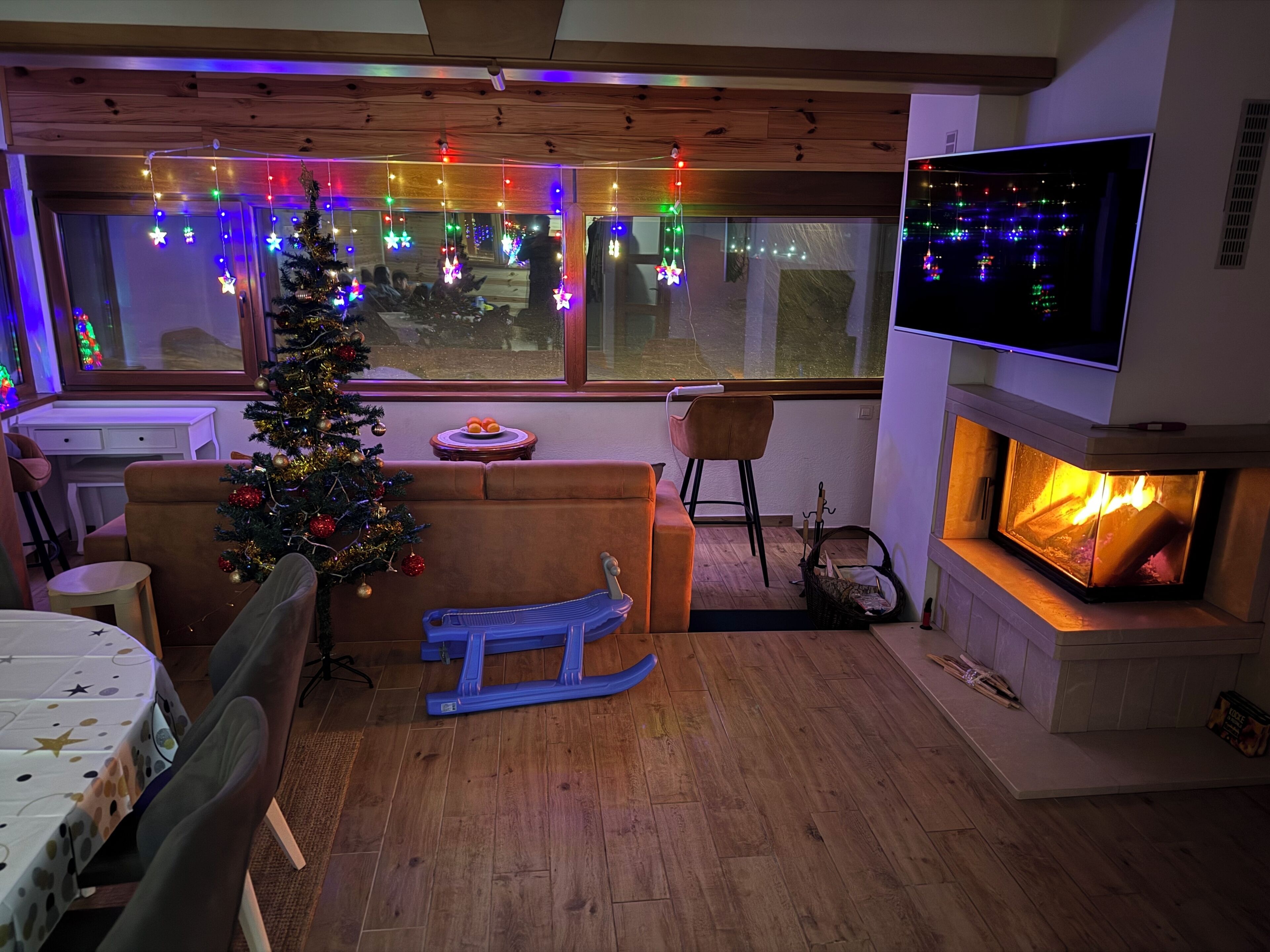 Fernseher, Kamin, Stereoanlage