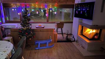 Fernseher, Kamin, Stereoanlage