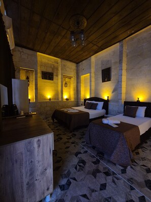 Family Triple Room, Courtyard View | Desk, laptop workspace, soundproofing, free WiFi - Şanliruha Konukevi ve Sira Geceleri (Sanliurfa)