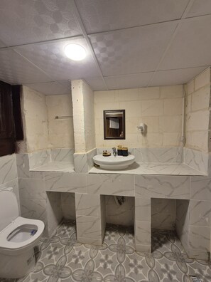 Chambre Triple Familiale, vue cour intérieure | Salle de bain | Douche, peignoirs, chaussons, serviettes fournies