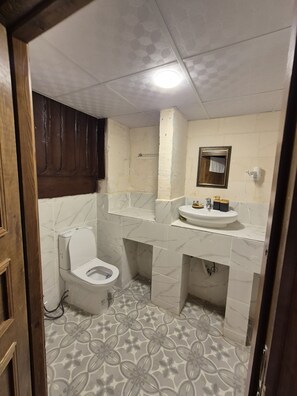 Family Triple Room, Courtyard View | Bathroom | Shower, bathrobes, slippers, towels - Şanliruha Konukevi ve Sira Geceleri (Sanliurfa)