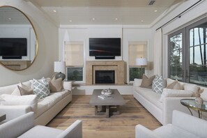 Smart TV, chimenea, reproductor de DVD y futbolito 