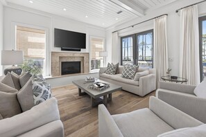 Smart TV, chimenea, reproductor de DVD y futbolito 