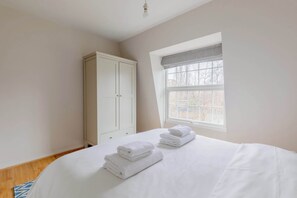 4 slaapkamers, een strijkplank/strijkijzer, internet, beddengoed