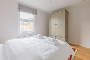 4 bedrooms, iron/ironing board, internet, bed sheets