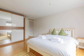 4 bedrooms, iron/ironing board, internet, bed sheets