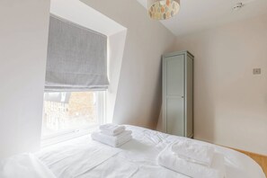 4 bedrooms, iron/ironing board, internet, bed sheets