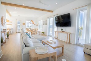 Smart TV, mesa de ping pong, libros