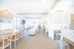 Smart TV, mesa de ping pong, libros