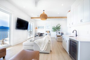 Smart TV, mesa de ping pong, libros