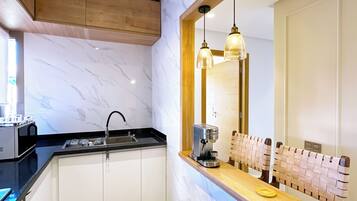 Microondas, horno y placa de cocina