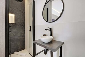 Shower, hair dryer, towels - Spacious Appartement au coeur de Paris (Paris)