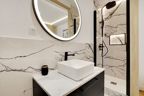 Dusj, hårføner og håndklær